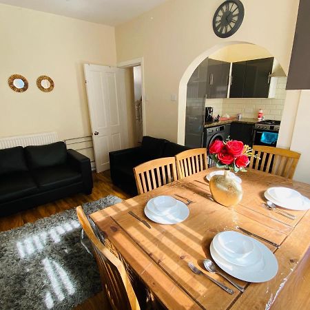 Entire 4 Bedroom House - Ev Point & Free Parking ليفربول المظهر الخارجي الصورة