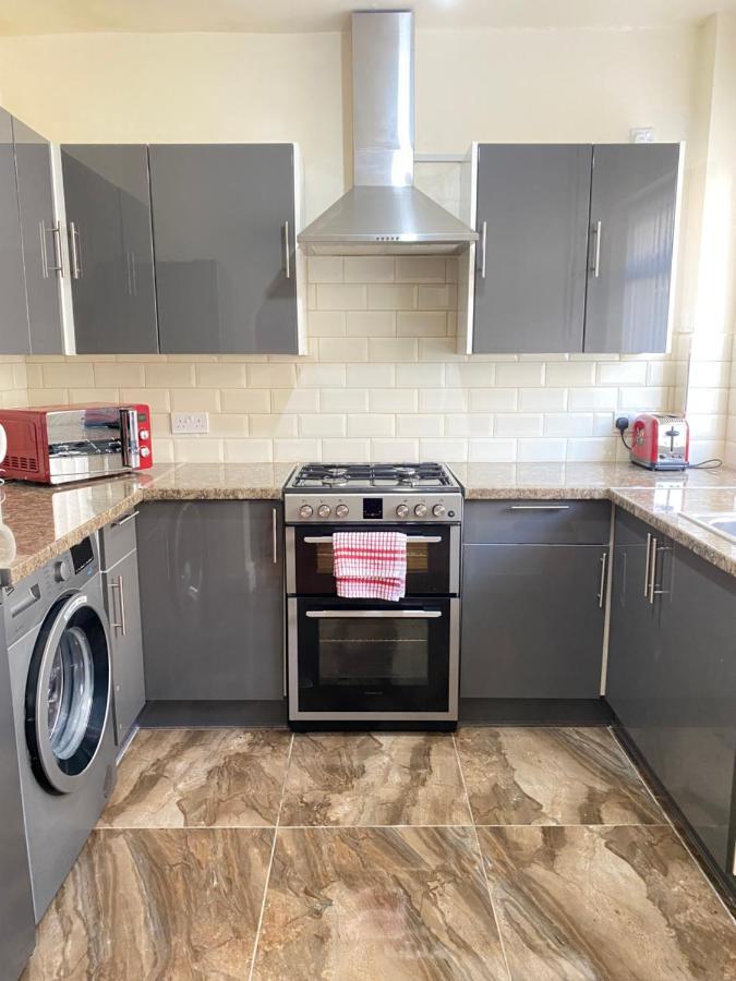 Entire 4 Bedroom House - Ev Point & Free Parking ليفربول المظهر الخارجي الصورة